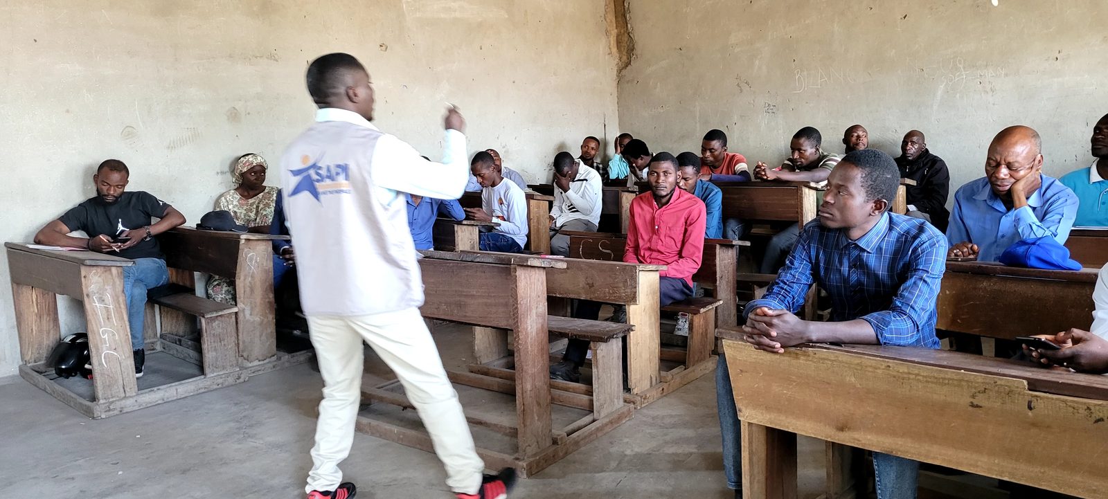 Animateur de SAPI lors d'une séance de sensibilisation dans une école en RDC