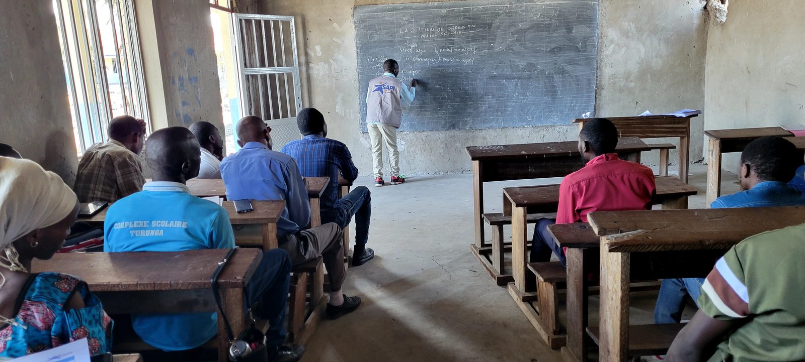Salle de classe pleine lors d'une séance de SAPI dans l'est de la RDC