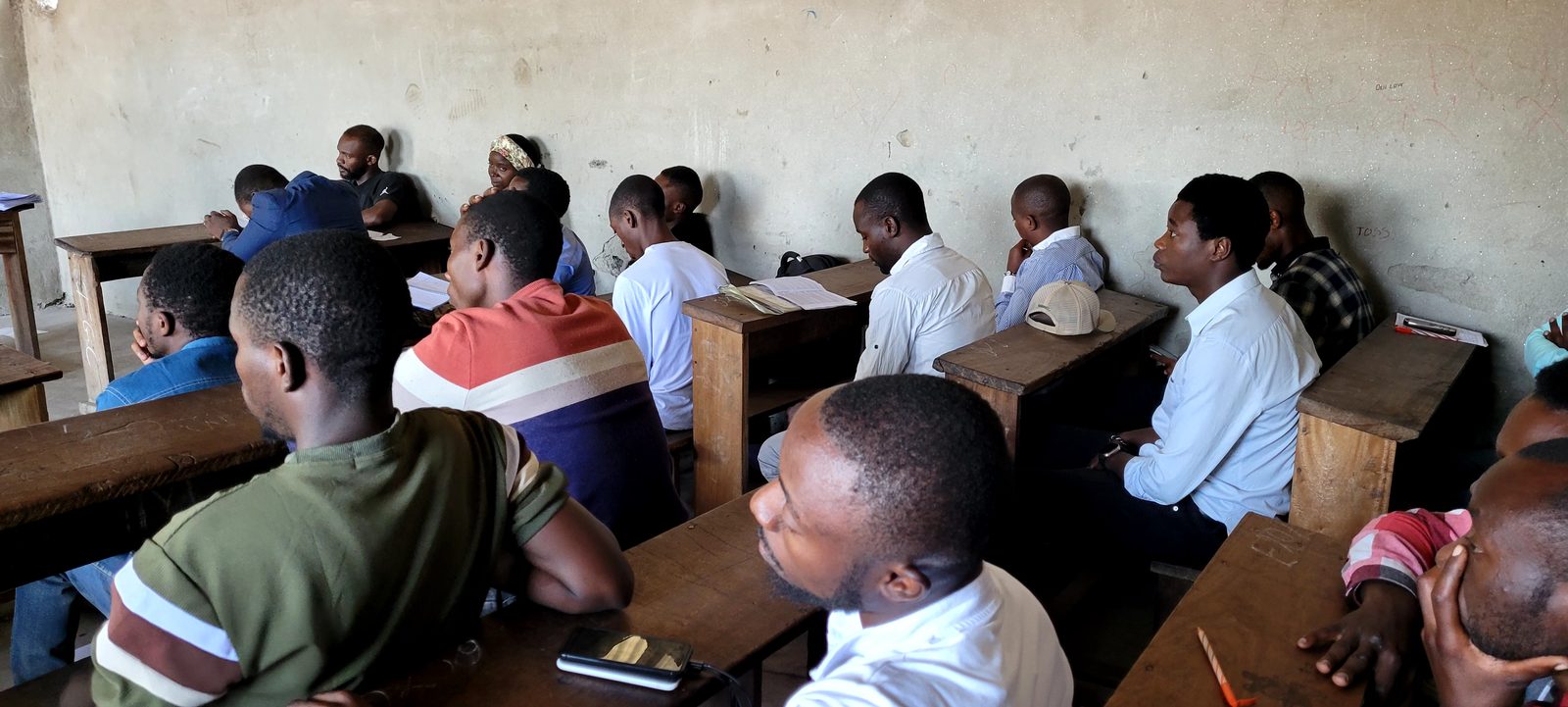 Participants attentifs pendant une formation de SAPI en RDC