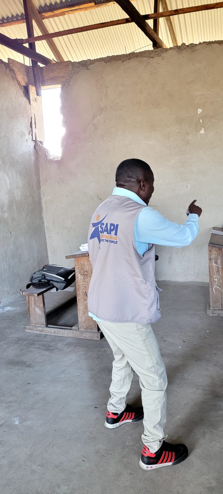 Animateur de SAPI au tableau pendant une formation en RDC