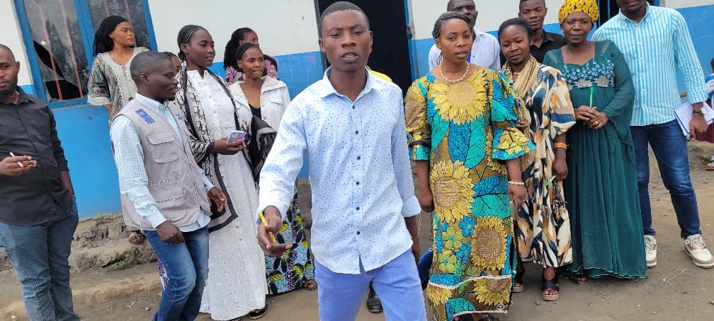 Échange avec la communauté lors d'une rencontre organisée par SAPI en RDC