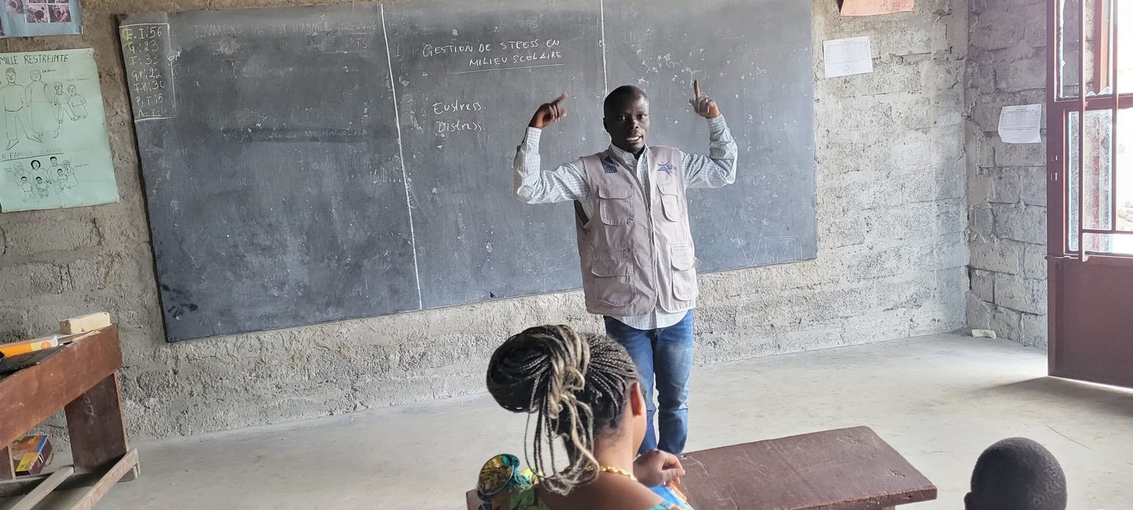 Animateur de SAPI expliquant au tableau dans une école de l'est de la RDC
