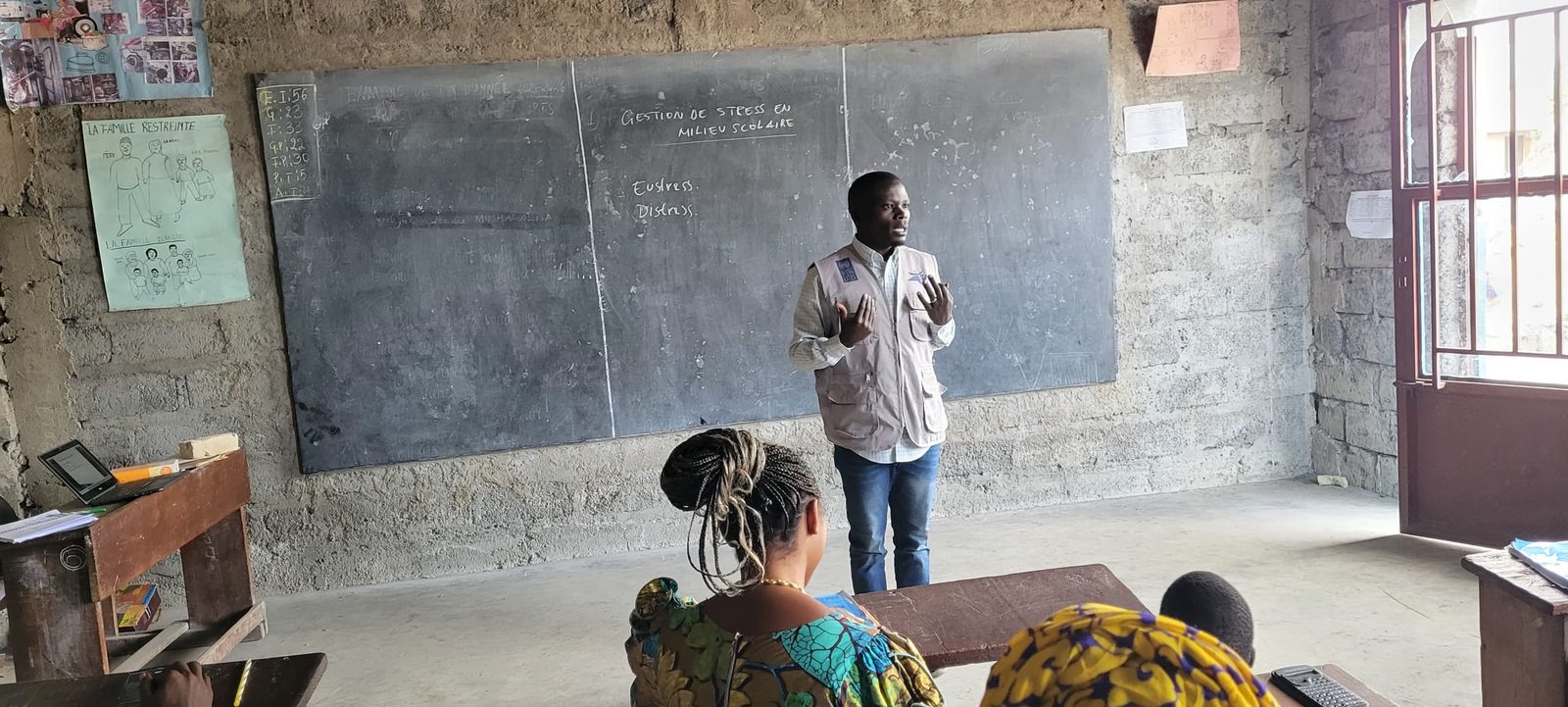 Séance de sensibilisation de SAPI dans une salle de classe en RDC