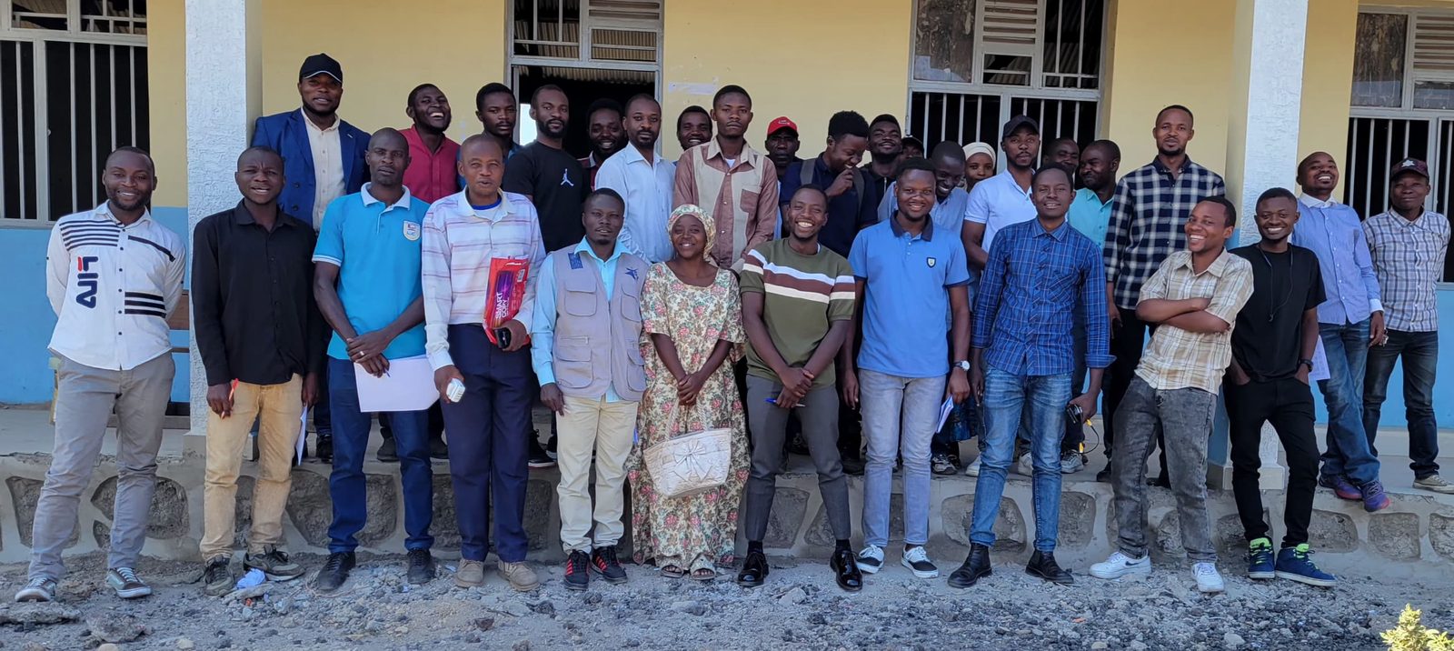 Photo de groupe des participants à une activité de SAPI en RDC